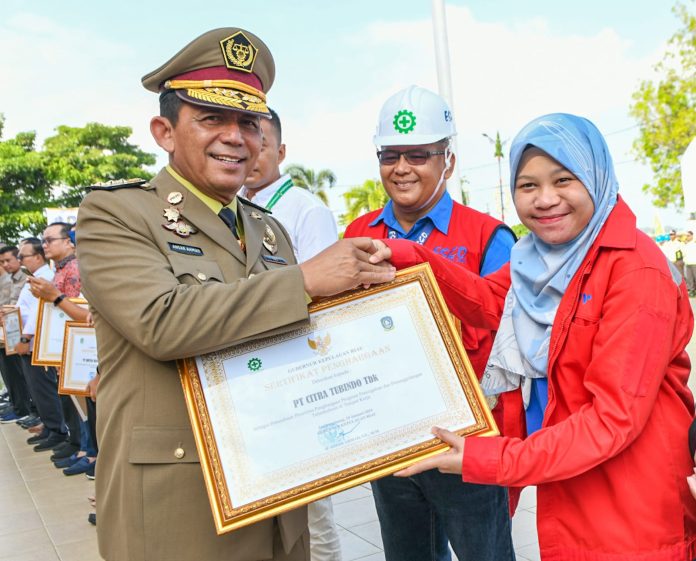 Gubernur Kepri Ansar Ahmad menyerahkan secara simbolis santunan BPJS ketenagakerjaan untuk lima orang pekerja yang terdiri dari nelayan, buruh, guru TPQ, dan pegawai honorer di Halaman Gedung Daerah, Tanjungpinang, Senin (29/01) f, diskominfo Kepri