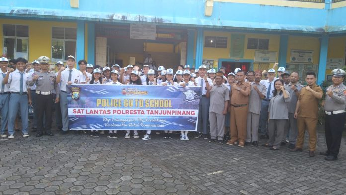 Sat Lantas Polresta Tanjungpinang sosialisasikan ELTE dan larangan menggunakan knalpot tidak sesuai spesifikasi teknis di SMA Khatolik Maria Tanjungpinang, Senin (29/01) f, Polresta Tanjungpinang