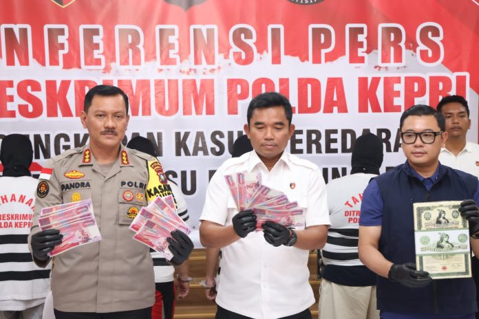 Kabidhumas Polda Kepri Kombes. Pol. Zahwani Pandra Arsyad didampingi Dirreskrimum Polda Kepri Kombes. Pol. Adip Rojikan, Kasubbag Bantuan Hukum Internasional Bag Jatinter Set NCB Interpol Indonesia Divhubinter Polri AKBP Januar, dan Kasubdit 2 Ditreskrimum Polda Kepri AKBP Syaiful Badawi, pada saat Konferensi Pers di Lobby Utama Polda Kepri, Rabu (31/1) f, Polda Kepri