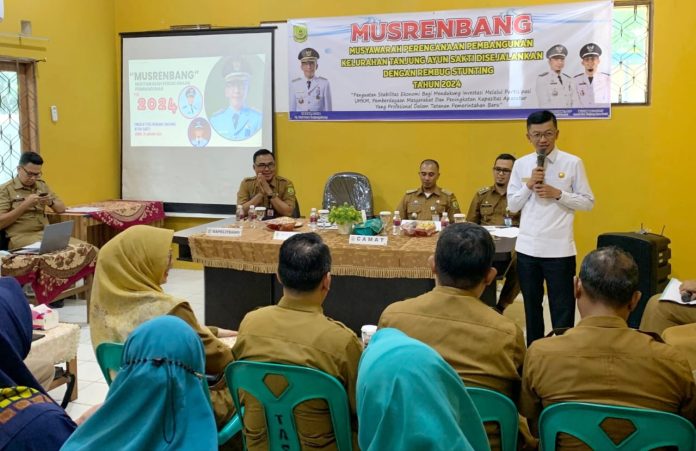 Penjabat (Pj) Wali Kota Tanjungpinang, Hasan, membuka musyawarah perencanaan pembangunan (Musrenbang) sekaligus rembug stunting di Kelurahan Tanjung Ayun Sakti, Kecamatan Bukit Bestari, Senin (15/1) f,diskominfo Kepri