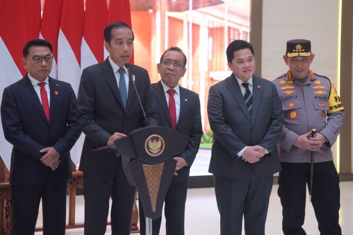 Presiden Jokowi memberikan keterangan pers di Bandar Udara Halim Perdanakusuma, Selasa (09/01/2024) siang. (Foto: Humas Setkab/Rahmat)