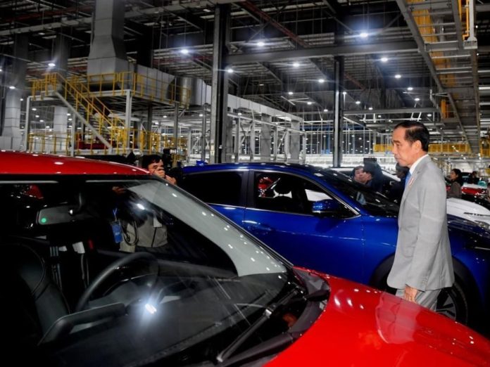 Presiden Jokowi saat mengunjungi Kantor VinFast di Kota Hai Phong, Vietnam, Sabtu (13/01/2024). (Foto: BPMI Setpres/Rusman)
