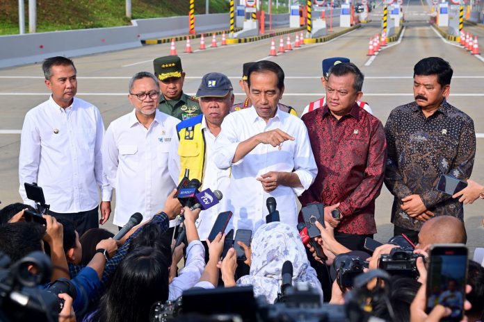 Presiden Jokowi usai meresmikan Jalan Tol Pamulang-Cinere-Raya Bogor di Gerbang Tol Limo Utama, Kota Depok, Jawa Barat, Senin (08/01/2024). (Foto: BPMI Setpres/Muchlis Jr)