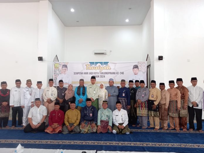 Sekda Kota Tanjungpinang Zulhidayat, bersama seluruh OPD tampak mengikuti dan mendengarkan ceramah agama yang disampaikan Ust Drs Raja Sofyan di Masjid Nur Ar Rahmah Qur'an Center, Jumat (19/1) f, Pemko Tanjungpinang
