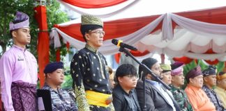 Peringatan Hari Jadi Kota Tanjungpinang ke-240 Jadi Momentum Membangun Tanjungpinang Lebih Baik Penjabat (Pj) Wali Kota Tanjungpinang, Hasan, memimpin perayaan peringatan Hari Jadi ke-240 Tahun Kota Tanjungpinang dalam upacara di halaman kantor Wali Kota Tanjungpinang, Senggarang, Sabtu (6/1) f,Pemko Tanjungpinang