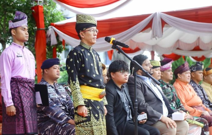 Penjabat (Pj) Wali Kota Tanjungpinang, Hasan, memimpin perayaan peringatan Hari Jadi ke-240 Tahun Kota Tanjungpinang dalam upacara di halaman kantor Wali Kota Tanjungpinang, Senggarang, Sabtu (6/1) f,Pemko Tanjungpinang