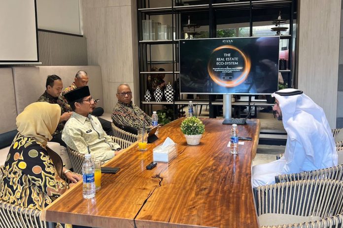 Menparekraf Sandiaga Uno bertemu dengan Ketua Tim Kewirausahawan dan Pendidik Uni Emirat Arab Dr Adil Alzarooni di Dubai, Jumat (5/1/2024) f,kemenparekraf