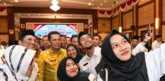 1.784 PTT Pemprov Kepri Dapat Perpanjangan Kontrak, Gubernur Ansar “Semoga Bisa Diterima Jadi P3K” Gubernur Kepulauan Riau (Kepri) H. Ansar Ahmad berfoto bersama dengan PTT setelah pembagian SK PTT di lingkungan Pemerintah Provinsi (Pemprov) Kepri tahun 2024 di Balairung Wan Seri Beni Dompak, Kamis (18/01) f,diskominfo Kepri