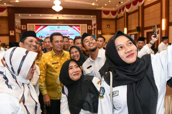 Gubernur Kepulauan Riau (Kepri) H. Ansar Ahmad berfoto bersama dengan PTT setelah pembagian SK PTT di lingkungan Pemerintah Provinsi (Pemprov) Kepri tahun 2024 di Balairung Wan Seri Beni Dompak, Kamis (18/01) f,diskominfo Kepri