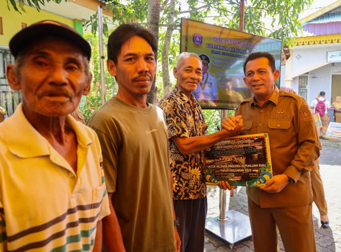 Gubernur Kepulauan Riau (Kepri) H. Ansar Ahmad menyerahkan bantuan alat tangkap perikanan untuk nelayan dan bantuan bahan makanan dan susu untuk ibu hamil dan balita stunting serta antropometri kit untuk posyandu oleh Pemerintah Kota Tanjungpinang di Halaman Kantor Lurah Tanjung Unggat, Senin (22/1) f,diskominfo Kepri.
