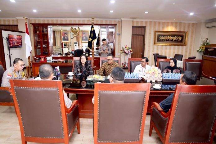 Kapolda Kepri Irjen. Pol. Drs. Yan Fitri Halimansyah, M.H. menerima kunjungan dan Silaturahmi PT. Garuda Indonesia (Persero) Tbk Batam Branch bertempat di ruang kerja Kapolda Kepri, Kamis (18/01) f,Polda Kepri