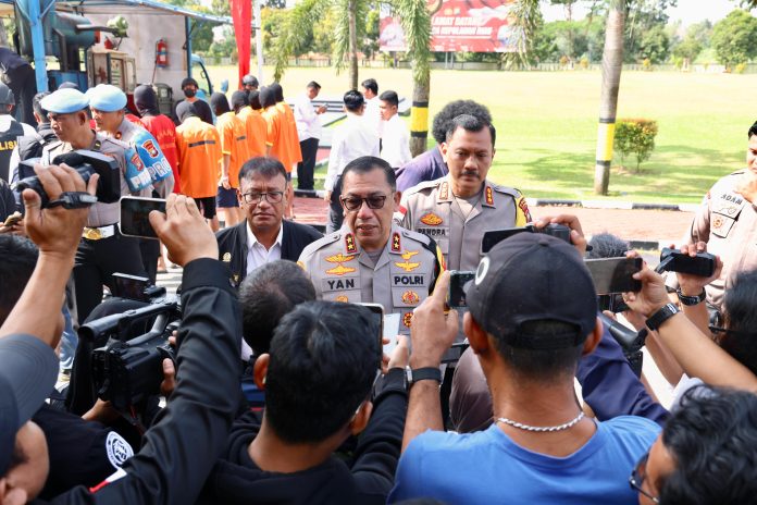 Kapolda Kepri Irjen Pol. Drs. Yan Fitri Halimansyah, saat diwawancarai wartawan dalam konferensi pers pengungkapan kasus Narkotika serta pemusnahan barang bukti Narkoba jenis Sabu dan jenis Ekstasi yang digelar di Lobby Polda Kepri, Selasa (30/1). f,Polda Kepri