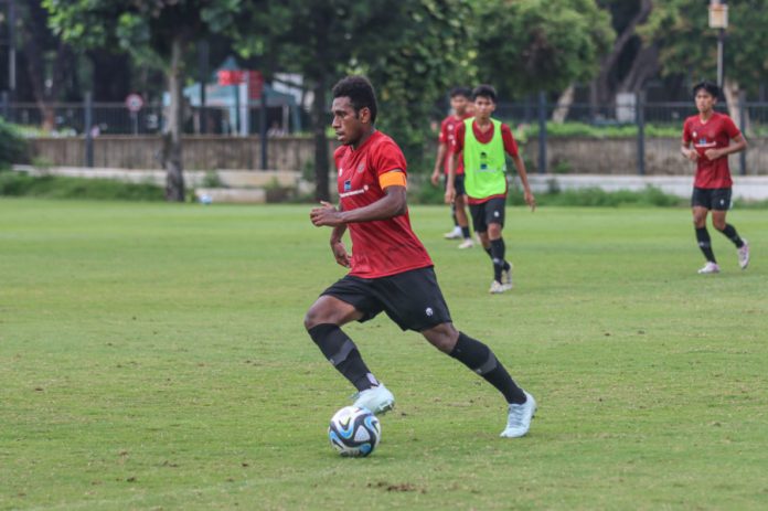 Pemain tim U-20, Muhammad Iqbal Gwijangge menjalani peran baru sebagai gelandang bertahan saat pemusatan latihan (TC) tim U-20 Indonesia di Jakarta f, pssi