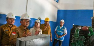 Masyarakat Pulau Dendun Kini Bisa Nikmati Listrik 24 Jam Gubernur Ansar nampak bersyukur disela-sela peresmian nyala listrik 24 jam di Desa Dendun, Mantang, Kabupaten Bintan, Senin (05/02) f,disominfo Kepri