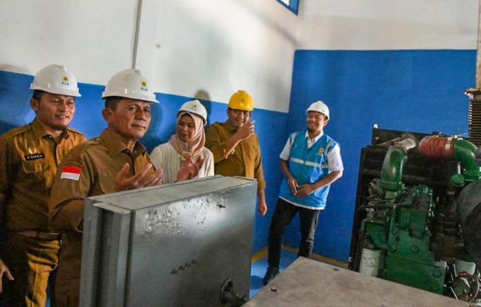 Gubernur Ansar nampak bersyukur disela-sela peresmian nyala listrik 24 jam di Desa Dendun, Mantang, Kabupaten Bintan, Senin (05/02) f,disominfo Kepri