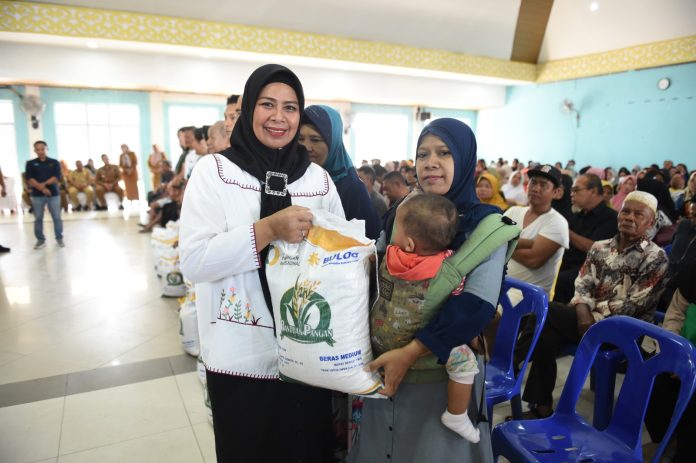 Ketua Komisi IV DPRD Kepri, Kumalasari Ansar bersama Bupati Bintan Roby Kurniawan melakukan penyerahan Cadangan Pangan Pemerintah secara simbolis untuk bantuan Pangan Beras (CBP) Tahap 1 Tahun 2024, Selasa (6/2) f,diskominfo Kepri