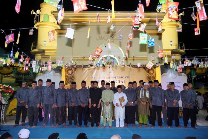 Gubernur Kepri diwakili Penjabat (Pj.) Walikota Tanjungpinang, Hasan, mengukuhkan pengurus Masjid Raya Sultan Riau, Penyengat masa periode 2023 - 2026 di Halaman Masjid Raya Sultan Riau Pulau Penyengat, Rabu (7/2) malam f,diskominfo Kepri