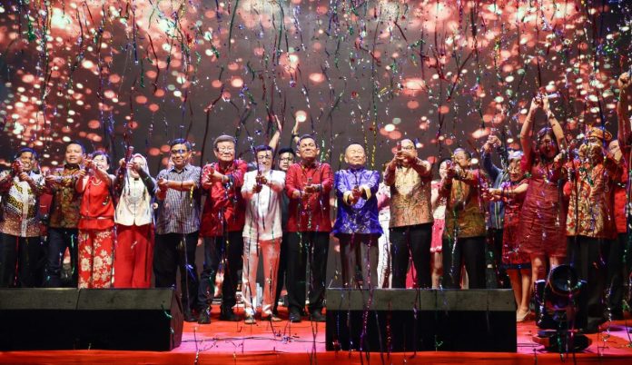 DISKOMINFO KEPRI- Gubernur Kepulauan Riau (Kepri) Ansar Ahmad menghadiri perayaan Tahun Baru Imlek 2024 atau 2575 Kongzili bersama masyarakat Tanjungpinang di Kawasan Kota Lama Jalan Merdeka, Jumat (9/2) malam f,diskominfo Kepri