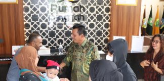 Gubernur Ansar, Kunjungi Warga Kepri di Rumah Singgah di Jakarta Gubernur Kepulauan Riau H. Ansar Ahmad menyempatkan diri mampir di rumah singgah Raja Ahmad Engku Haji Tua di jalan Bendungan Hilir, Kecamatan Tanah Abang, Kota Jakarta Pusat, Daerah Khusus Ibukota Jakarta, Jumat (23/2) f,diskominfo Kepri