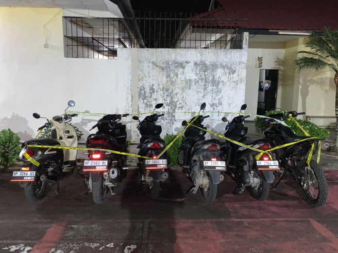 Personel Polsek Bintan Utara Polres Bintan berhasil mengamankan enam unit sepeda motor yang diduga tidak bertuan di Pelabuhan ASDP Tanjung Uban, Kamis malam (1/2). f,Polres Bintan
