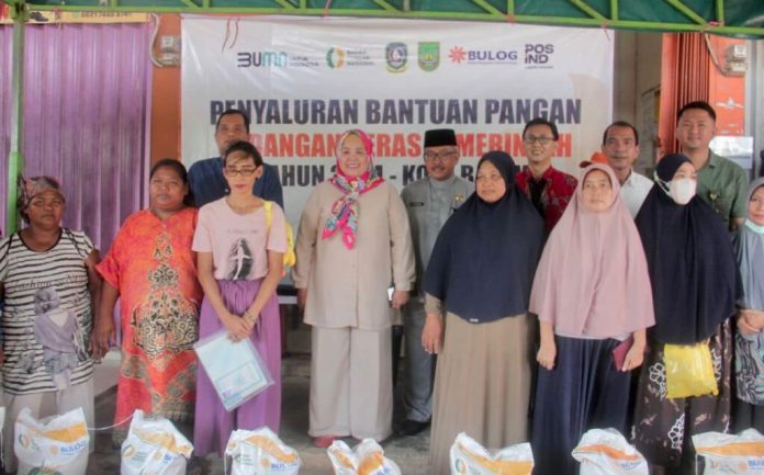 Pemerintah Kota Batam menyalurkan Bantuan Cadangan Beras Pemerintah (CBP) Kota Batam Tahap I Tahun 2024 kepada 714 Keluarga Penerima Manfaat (KPM) Kelurahan Duriangkang, Kecamatan Sungai beduk, di KCP Tanjung piayu, Jumat (2/2) f,Pemko Batam