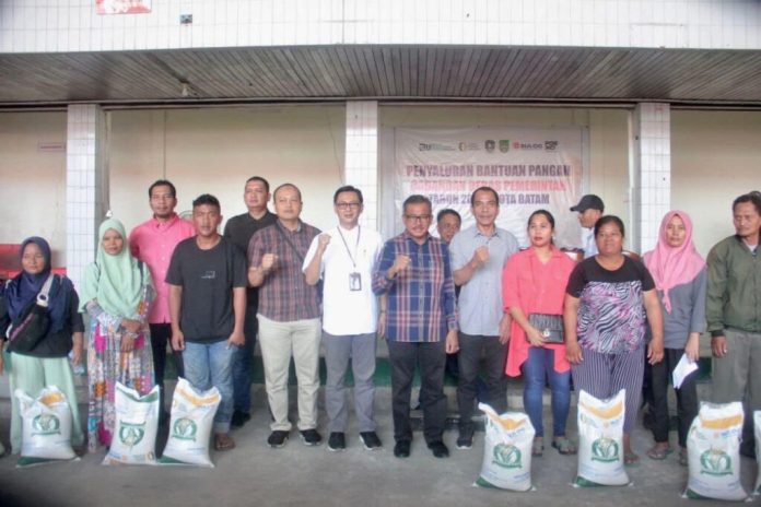 Pemerintah Kota Batam kembali menyalurkan Beras dari Kantor Pos Cabang Utama Batam, di KCU Batam Centre, pada Sabtu (3/2) f,Pemko Batam