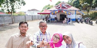 Sekda Jefridin dan Keluarga Gunakan Hak Suara di TPS 14 Dekat Rumahnya Sekretaris Daerah Kota Batam, Jefridin, bersama istri dan dua anaknya menunjukkan jari bercat tinta setelah selesai memilih di TPS 14 Kelurahan Patam Lestari, Kecamatan Sekupang, Rabu (14/02) f,Pemko Batam