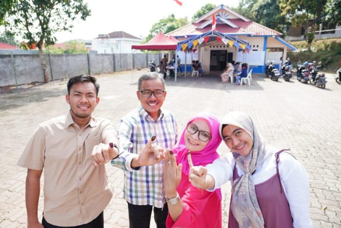 Sekretaris Daerah Kota Batam, Jefridin, bersama istri dan dua anaknya menunjukkan jari bercat tinta setelah selesai memilih di TPS 14 Kelurahan Patam Lestari, Kecamatan Sekupang, Rabu (14/02) f,Pemko Batam