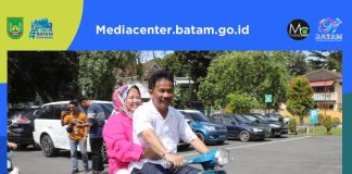 Bonceng Wagub Naik Vespa, Wali Kota Batam Gunakan Hal Pilih di TPS 33, Wali Kota Batam, Muhammad Rudi, membonceng Wakil Gubernur Kepri, Marlin Agustina, menggunakan hak pilih Pemilihan Umum (Pemilu) 2024 di TPS 33 Kompleks Rosdale, Teluk Tering, Batam Kota, Rabu (14/2) f,Pemko Batam