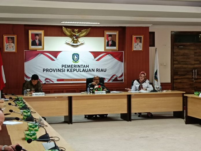 Rapat Festival Halal Fair 2024 dipimpin Asisten Perekonomian dan Pembangunan Kepulauan Riau Luki Zaiman Prawira di Ruang Rapat Balairung Raja Ali Kelana Pulau Dompak Seri Darul Makmur Lantai 4, Rabu, (21/2) f,diskominfo Kepri