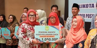 Pemerintah Kota Batam Cairkan Insentif untuk Kader Posyandu dan Kelurahan Siaga Wakil Gubernur Kepulauan Riau, Hj Marlin Agustina menyerahkan insentif kepada kader posyandu dan kader kelurahan siaga se-Kota Batam digelar di Vihara Duta Maitreya, Seipanas, Minggu (4/2) f,Pemko Batam