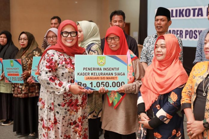Wakil Gubernur Kepulauan Riau, Hj Marlin Agustina menyerahkan insentif kepada kader posyandu dan kader kelurahan siaga se-Kota Batam digelar di Vihara Duta Maitreya, Seipanas, Minggu (4/2) f,Pemko Batam
