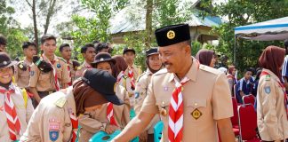 Sekda Adi Prihantara Pimpin Perkemahan Pramuka Saka Wira Kartika untuk Penguatan Binter Sekretaris Daerah Provinsi Kepulauan Riau, Adi Prihantara menyalami anggota pramuka dalam kegiatan perkemahan di Lapangan Upacara Korem 033/WP, Tanjungpinang, Sabtu (3/2) f,diskominfo Kepri