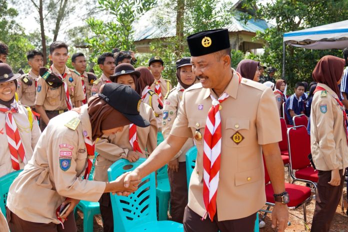 Sekretaris Daerah Provinsi Kepulauan Riau, Adi Prihantara menyalami anggota pramuka dalam kegiatan perkemahan di Lapangan Upacara Korem 033/WP, Tanjungpinang, Sabtu (3/2) f,diskominfo Kepri