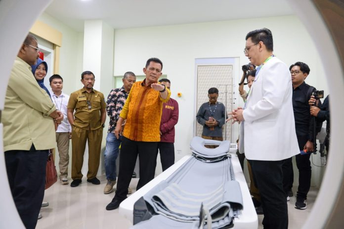 Gubernur Kepulauan Riau H. Ansar Ahmad dan Bupati Karimun Aunur Rafiq meninjau alat CT Scan dan Mamografi di RSUD Muhammad Sani, Selasa (06/02) f,diskominfo Kepri