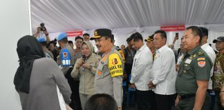 Wakapolri dan Gubernur Kepri Hadiri Bakti Polri Presisi Untuk Negeri di Batam Gubernur Kepri Ansar Ahmad mendampingi Wakapolri Komjen. Pol. Agus Andrianto menghadiri kegiatan Bakti Polri Presisi Untuk Negeri, yang dipusatkan di Lapangan Temenggung Abdul Jamal, Muka Kuning, Kota Batam, Jumat (2/1) f,diskominfo Kepri