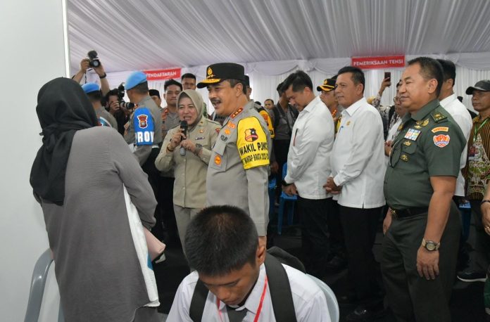 Gubernur Kepri Ansar Ahmad mendampingi Wakapolri Komjen. Pol. Agus Andrianto menghadiri kegiatan Bakti Polri Presisi Untuk Negeri, yang dipusatkan di Lapangan Temenggung Abdul Jamal, Muka Kuning, Kota Batam, Jumat (2/1) f,diskominfo Kepri