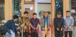 Kehadiran Wastukencana Resto & Cafe Diharapkan Menambah Keanekaragaman Wisata Kuliner di Bandung Gunting Pita. Menteri Pariwisata dan Ekonomi Kreatif/Kepala Badan Pariwisata dan Ekonomi Kreatif (Menparekraf/Kabaparekraf) Sandiaga Salahuddin Uno mengapresiasi kehadiran "Wastukencana Resto & Cafe" sebuah restoran baru yang diharapkan bisa menambah keanekaragaman wisata kuliner di Bandung, Jawa Barat f,kemenparekraf