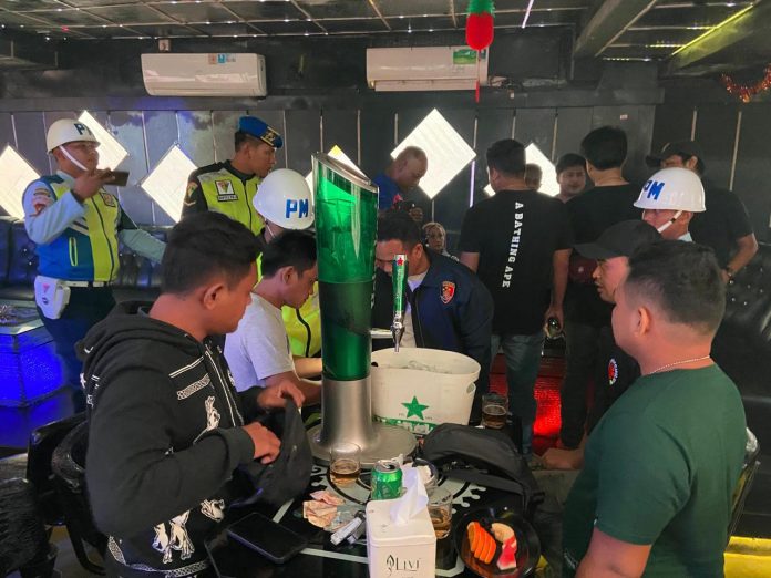 Gabungan Polda Kepri, TNI dan Beacuka melakukan razia pengawasan Minuman Alkohol dan penyalahgunaan peredaran narkotika di Batam, Sabtu (10/2). f,Polda Kepri