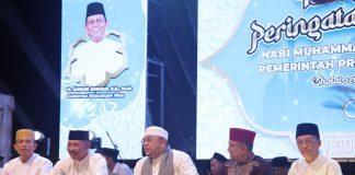 Ustadz Taufiqurrahman Beri Tausiah dalam Peringatan Isra’ Mi”raj di Tanjungpinang Ustad Taufiqurrahman atau yang biasa dengan ustad pantun memberikan tausiyah kepada warga Tanjungpinang dalam memperingati Isra Mi'raj 1445 H di Pelataran Tugu Sirih, Tanjungpinang, Kamis (08/02) f,diskominfo Kepri
