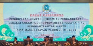 DPRD Kepri Gelar Rapat Paripurna PAW Onward Siahaan dan Hadi Chandra Ketua DPRD Kepri, Jumaga Nadeak memimpin rapat paripurna pengucapan sumpah pengangkatan sebagai anggota DPRD Provinsi Kepri Pengganti Antar Waktu (PAW) sisa masa jabatan 2019-2024, di Balairung Seri Beni Kantor Gubernur Dompak, Rabu (7/1) f,Pemprov Kepri