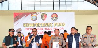 Ditreskrimsus Polda Kepri Tangkap 2 Tersangka Prostitusi Online Melalui MiChat di Batam Direktur Reserse Kriminal Khusus Polda Kepri, Kombes Pol. Putu Yudha Prawira, didampingi oleh sejumlah pejabat dalam konferensi pers, di Hanggar Cakra Buana Samapta Polda Kepri, Selasa (26/01) f,Polda Kepri