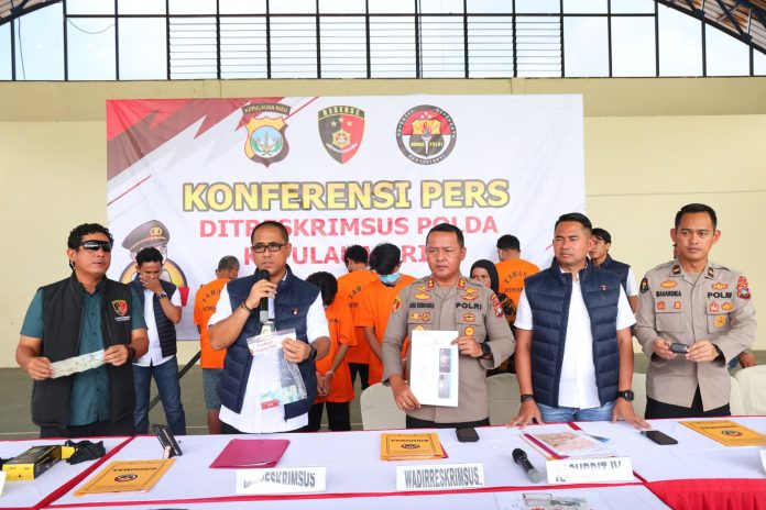 Direktur Reserse Kriminal Khusus Polda Kepri, Kombes Pol. Putu Yudha Prawira, didampingi oleh sejumlah pejabat dalam konferensi pers, di Hanggar Cakra Buana Samapta Polda Kepri, Selasa (26/01) f,Polda Kepri