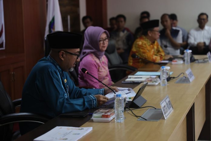 Asisten 2 Bidang Administrasi Perekonomian dan Pembangunan, Luki Zaiman Prawira, menghadiri acara Sosialisasi dan Rekomendasi tentang Penggunaan BBM bersama Badan Pengatur Hilir Minyak dan Gas Bumi (BPH Migas) di Rupatama lantai 4 Kantor Gubernur Kepri, Dompak, Jumat (2/2), f,diskominfo Kepri