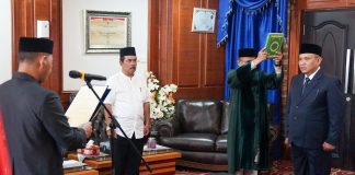 Abdul Kholik Dilantik Sebagai Direktur Perumda Air Minum Tirta Kepri 2024-2029 Abdul Kholik Fajdawani, dilantik sebagai sebagai Direktur Perumda Air Minum Tirta Kepri Periode 2024 – 2029 di Ruang Kerja Sekda Lantai III, Gedung A Kantor Gubernur Kepri, Dompak, Tanjungpinang, Jumat (02/02)