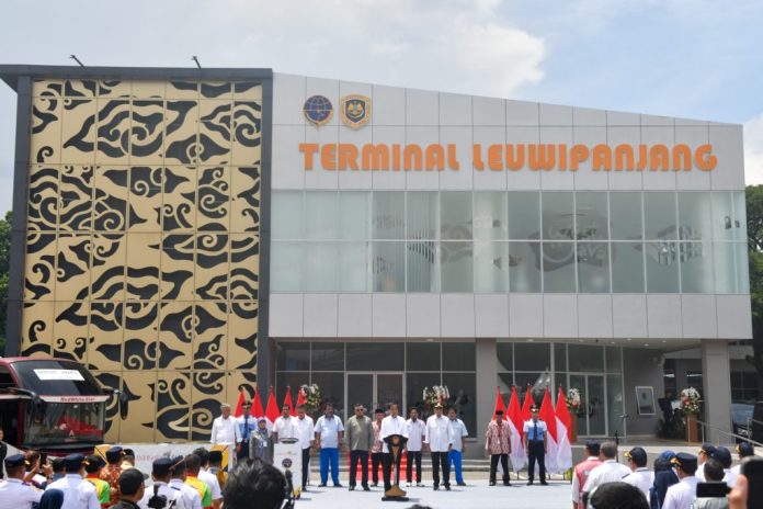 Presiden Jokowi meresmikan Terminal Leuwipanjang dan Terminal Banjar, di Jawa Barat, Sabtu (03/02/2024). (Foto: Humas Setkab/Jay)