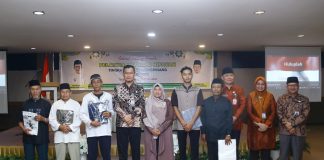 200 Petugas Fardu Kifayah Diberi Pelatihan Pengurusan Jenazah Sekretaris Daerah (Sekda) Kota Tanjungpinang, Zulhidayat foto bersama dengan petugas pelatihan fardu kifayah. Pemko Tanjungpinang melalui Dinas Kesra memberikan pelatihan kepada 200 petugas fardu kifayah di Kota Tanjungpinang, Kamis (1/2)f,Pemko Tanjungpinang
