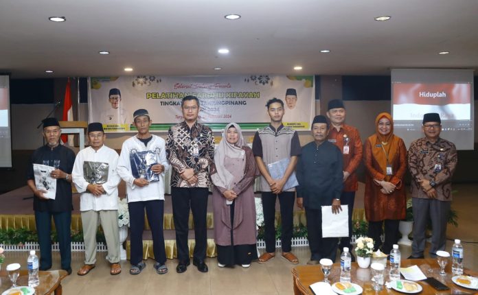 Sekretaris Daerah (Sekda) Kota Tanjungpinang, Zulhidayat foto bersama dengan petugas pelatihan fardu kifayah. Pemko Tanjungpinang melalui Dinas Kesra memberikan pelatihan kepada 200 petugas fardu kifayah di Kota Tanjungpinang, Kamis (1/2)f,Pemko Tanjungpinang