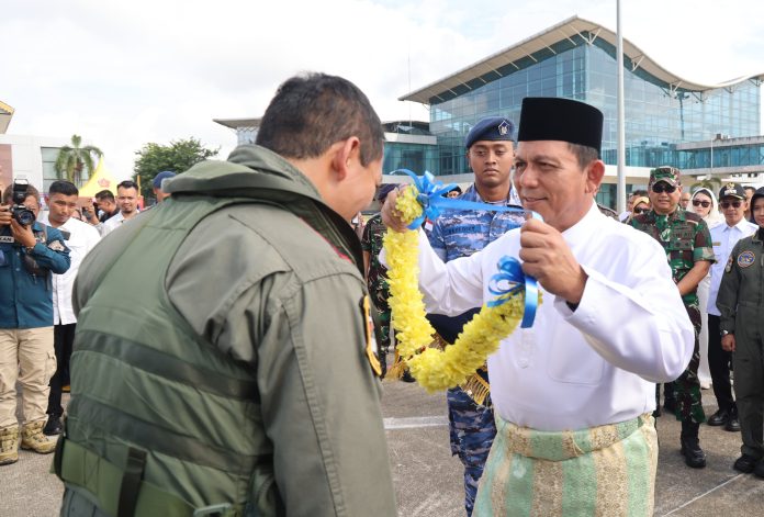 Gubernur Kepulauan Riau H. Ansar Ahmad ikut menyambut kedatangan tiga pesawat tempur Hawk 100/200 Skadron Udara 1 Lanud Supadio Pontianak, di Bandara Raja Haji Fisabilillah (RHF), Jumat (16/2) f, diskominfo Kepri