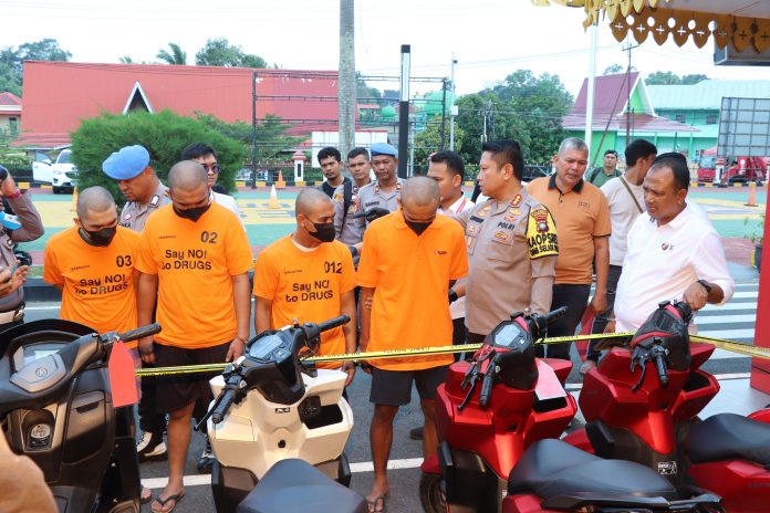 Kapolresta Tanjungpinang Kombes Pol. H. Ompusunggu bersama empat pelaku perampokan Sepedamotor di Tanjungpinang, Senin (26/2) f, Polresta Tanjungpinang